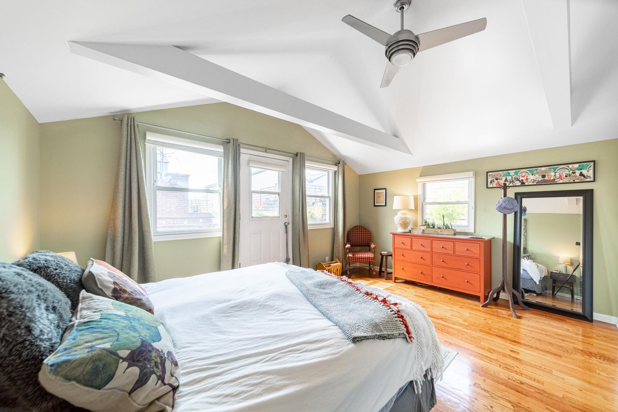 227 CHRISTOPHER COLUMBUS DR Unit: 433b