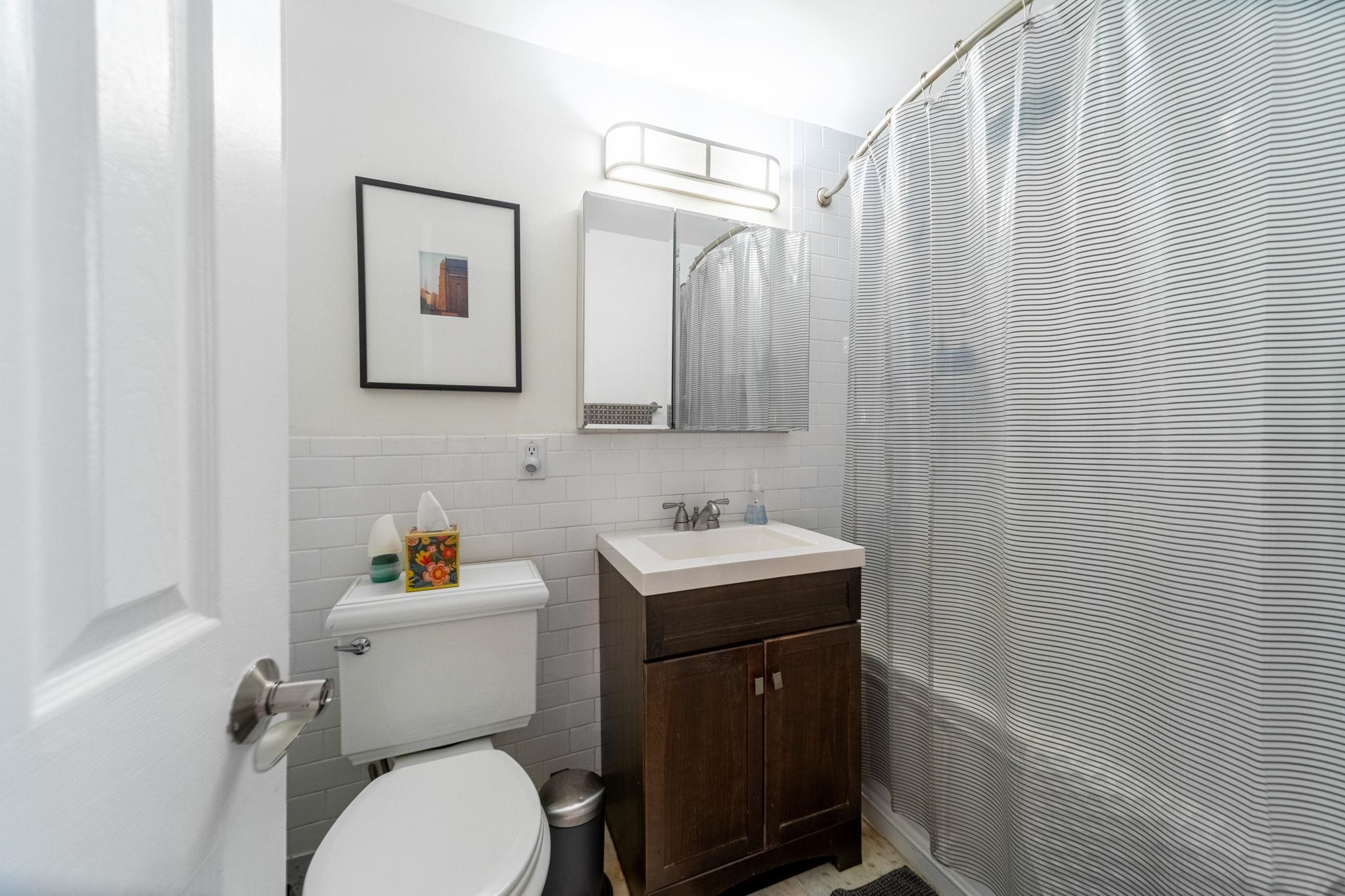 227 CHRISTOPHER COLUMBUS DR Unit: 433b