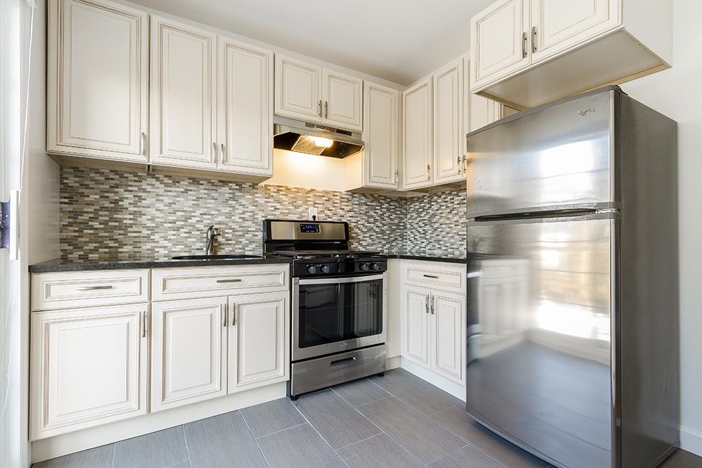 21 PEARSALL AVE