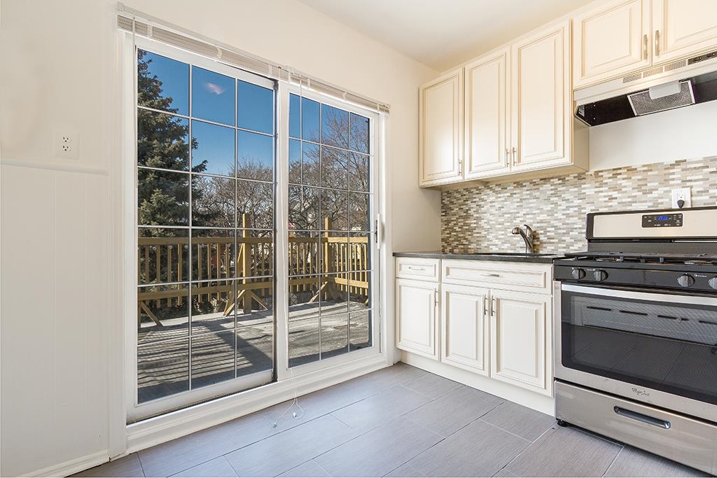 21 PEARSALL AVE
