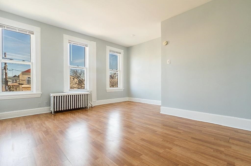 21 PEARSALL AVE