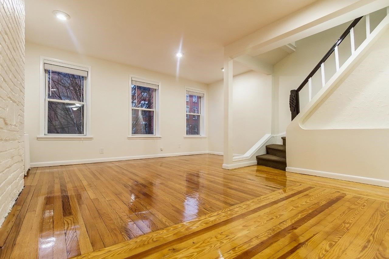 232.5 3RD ST