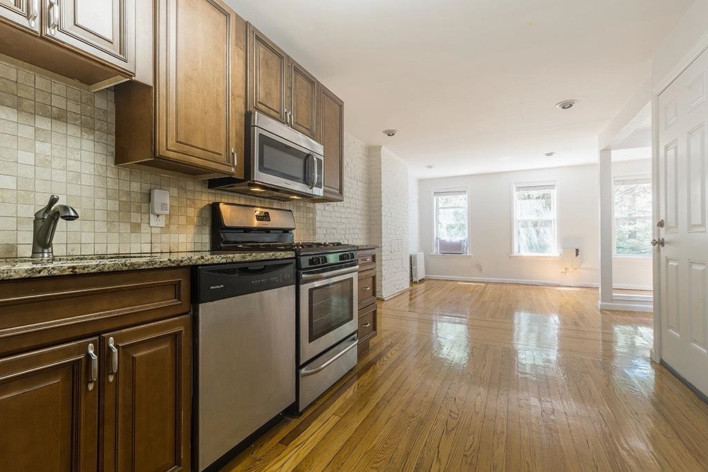 232.5 3RD ST