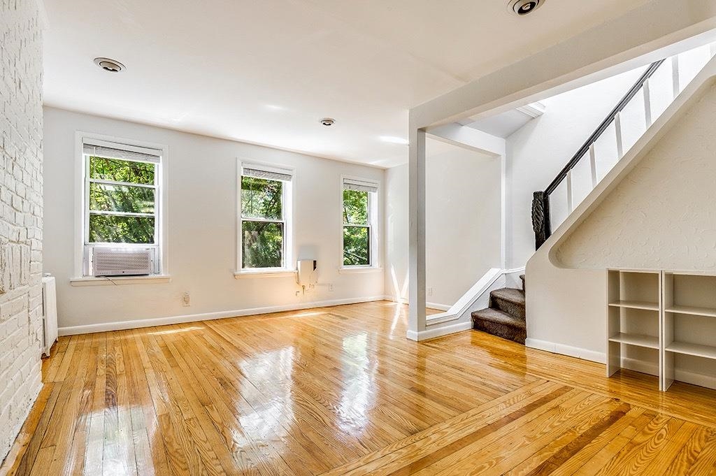 232.5 3RD ST