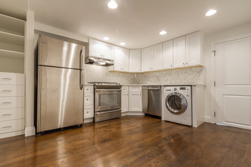 232.5 3RD ST