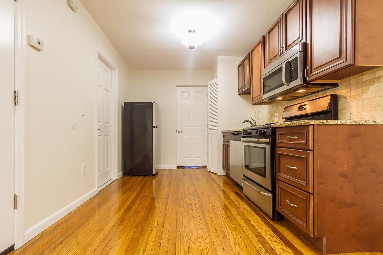 232.5 3RD ST