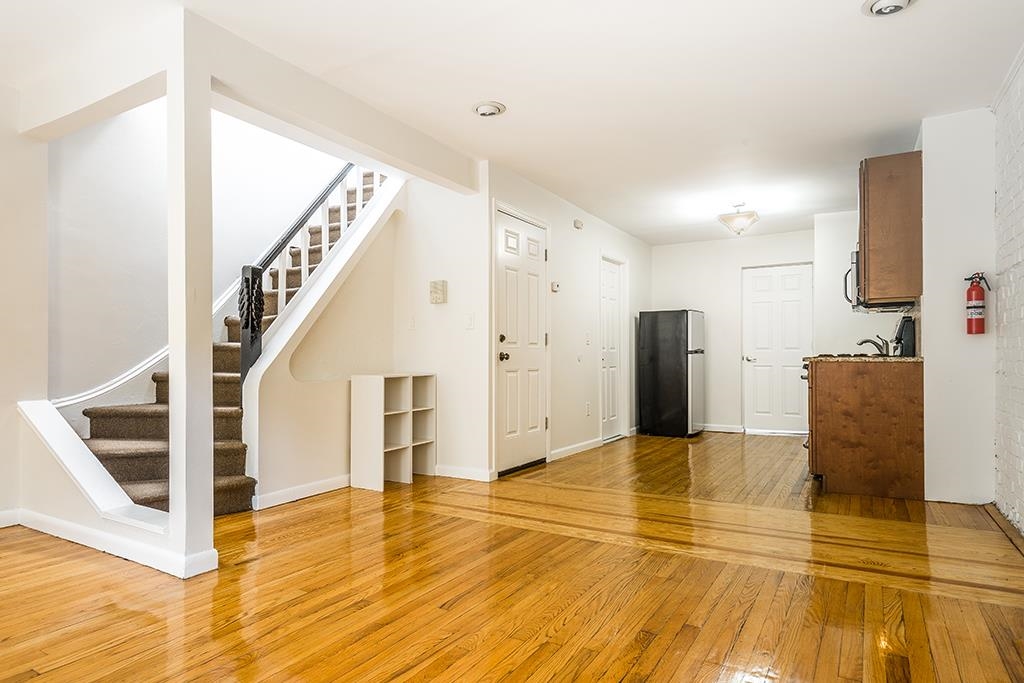 232.5 3RD ST