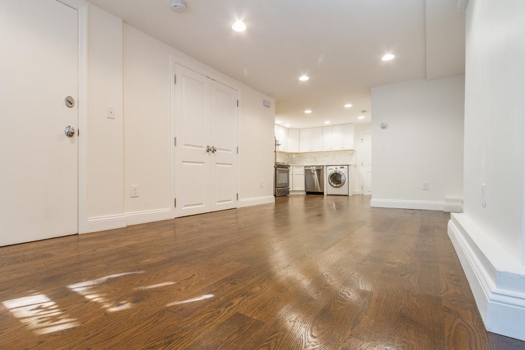 232.5 3RD ST