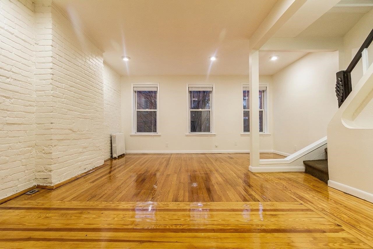 232.5 3RD ST