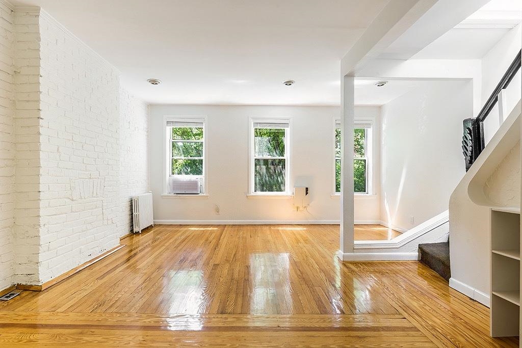 232.5 3RD ST