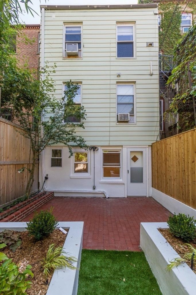 232.5 3RD ST