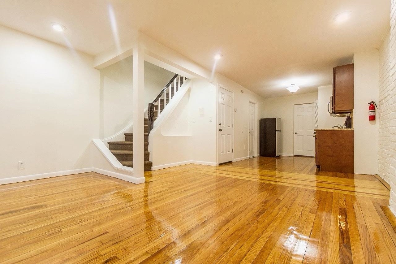 232.5 3RD ST