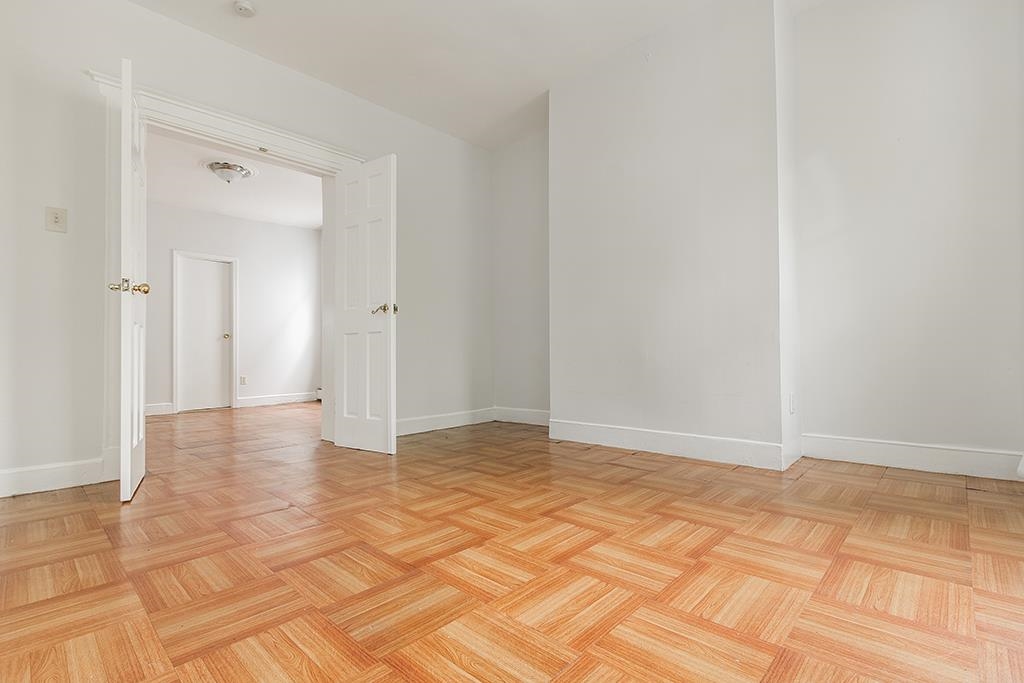 22 FULTON AVE
