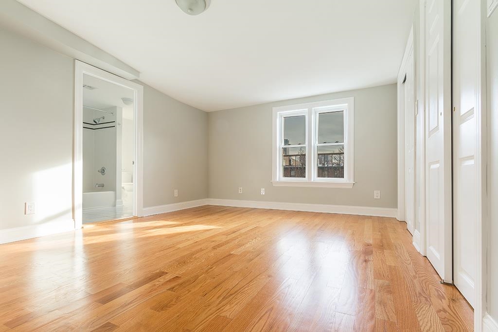 215 PAVONIA AVE
