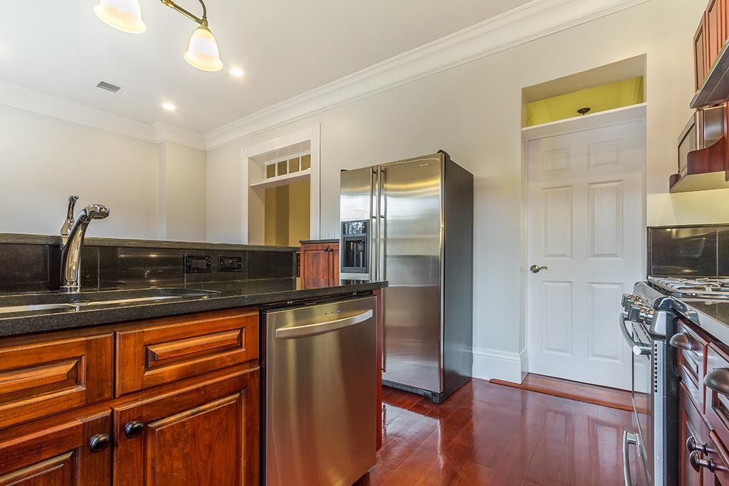 215 PAVONIA AVE