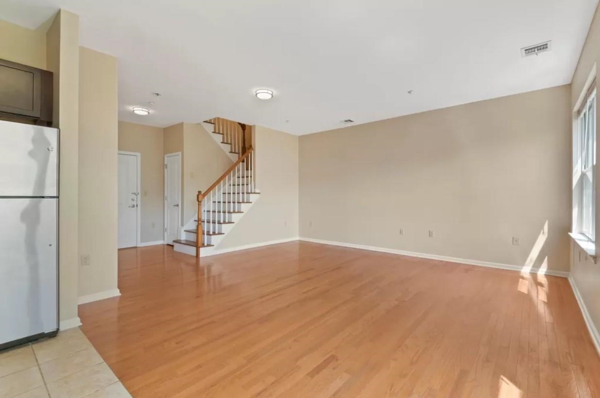 25 DUNCAN AVE Unit: 211