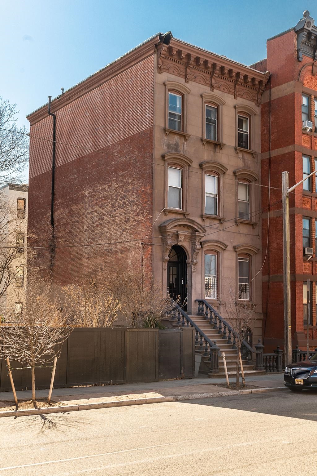 325 MONTGOMERY ST