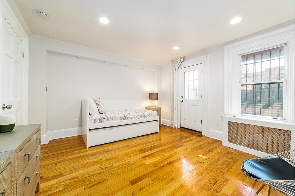 325 MONTGOMERY ST