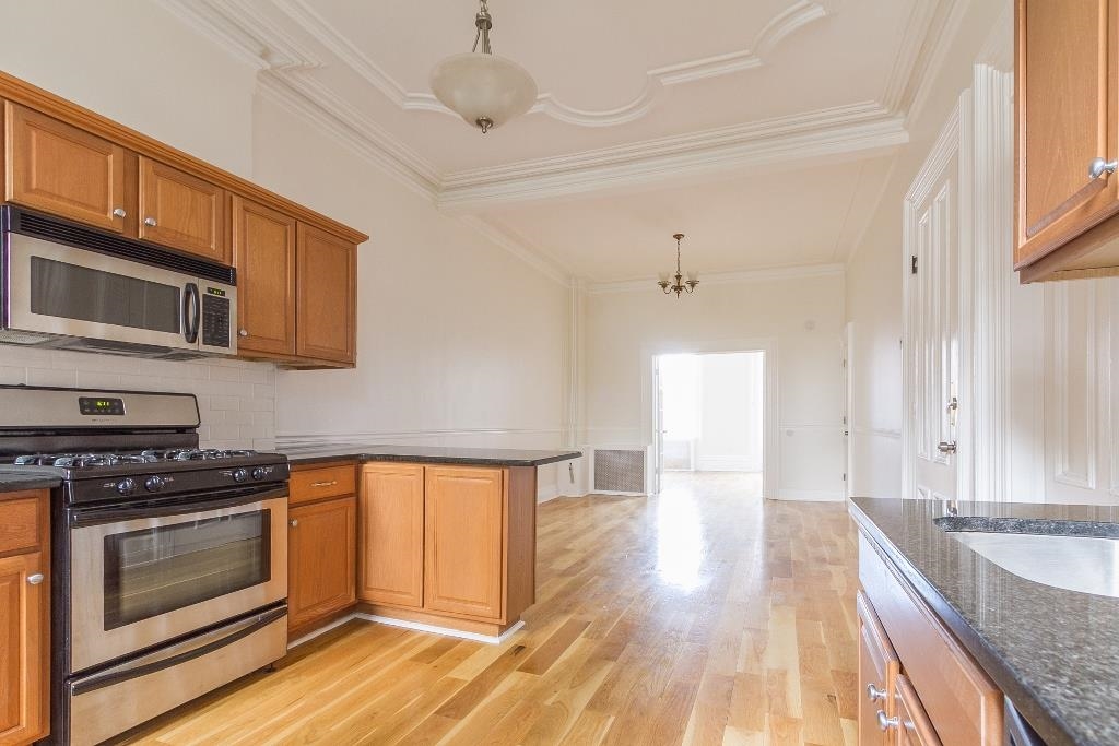 325 MONTGOMERY ST