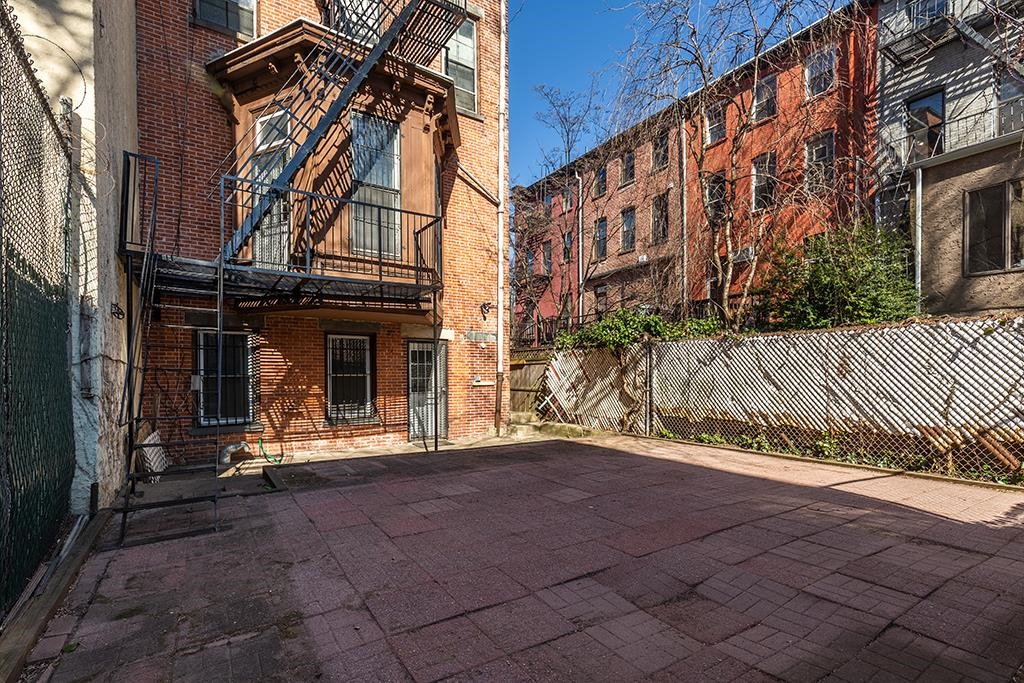 325 MONTGOMERY ST