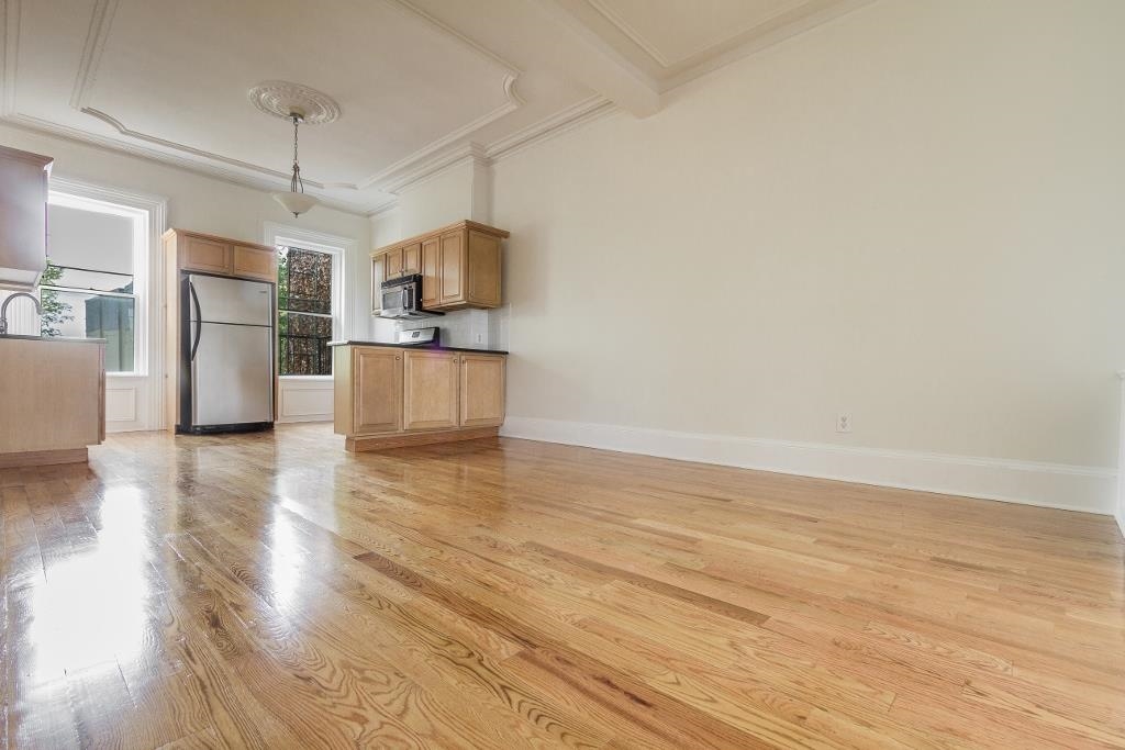 325 MONTGOMERY ST