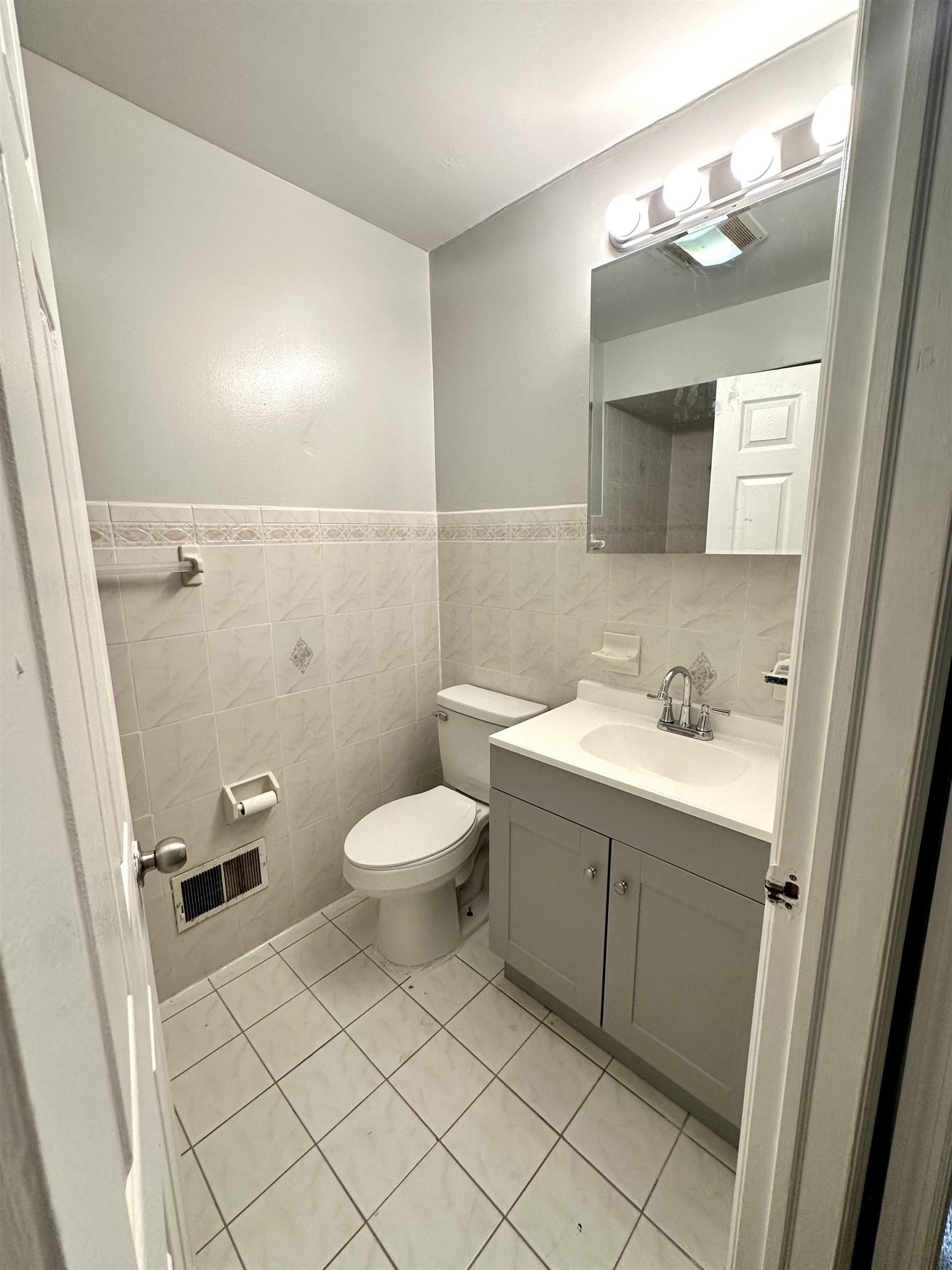 31 LOGAN AVE Unit: 1