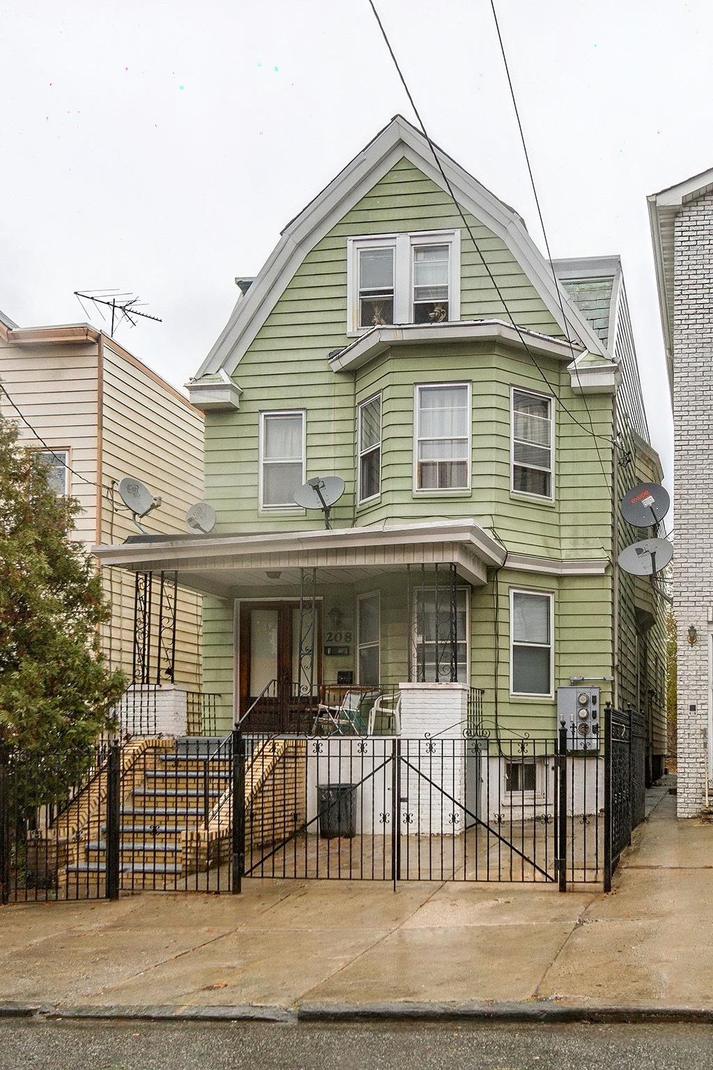 208 CLINTON AVE