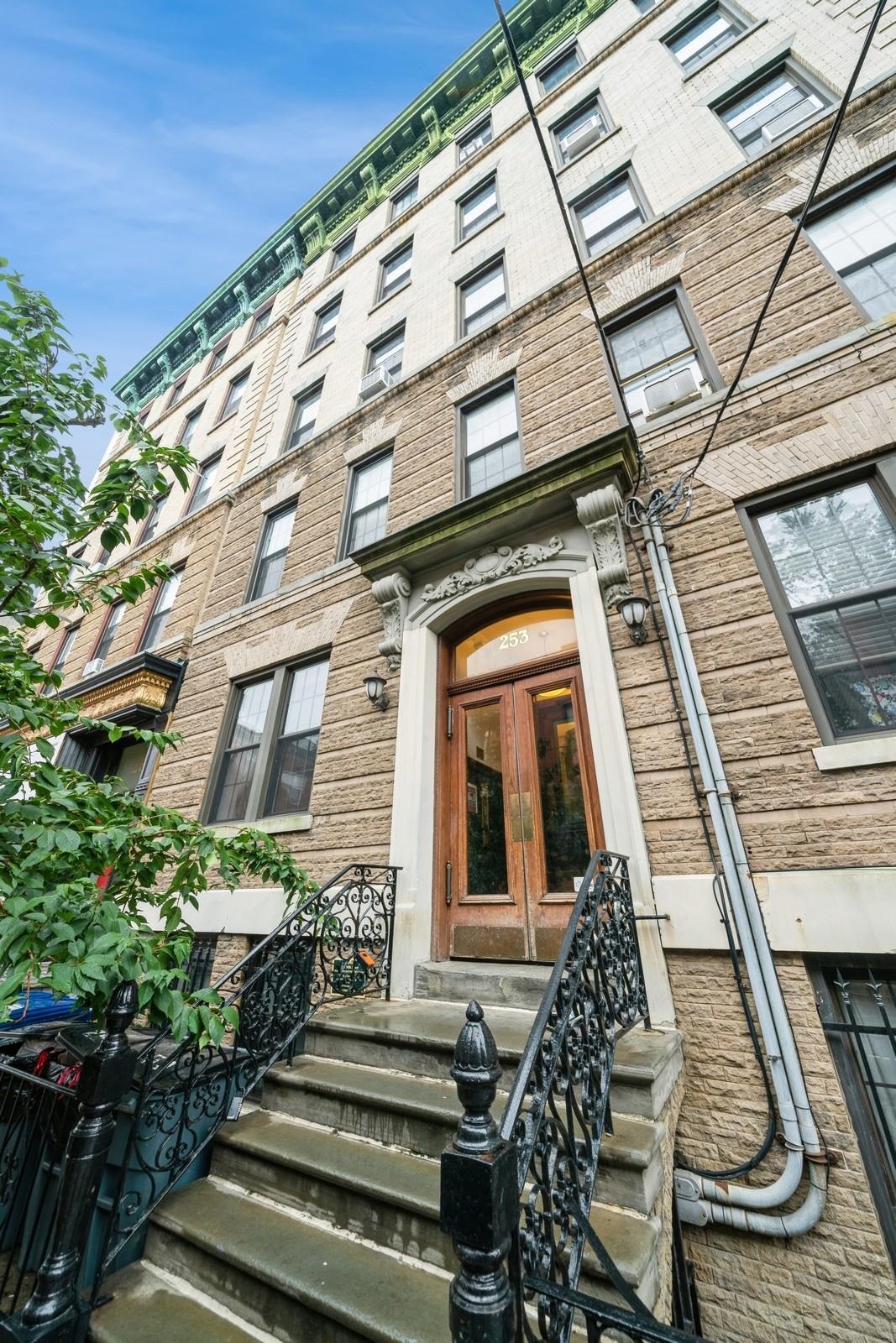 253 10TH ST Unit: 1L