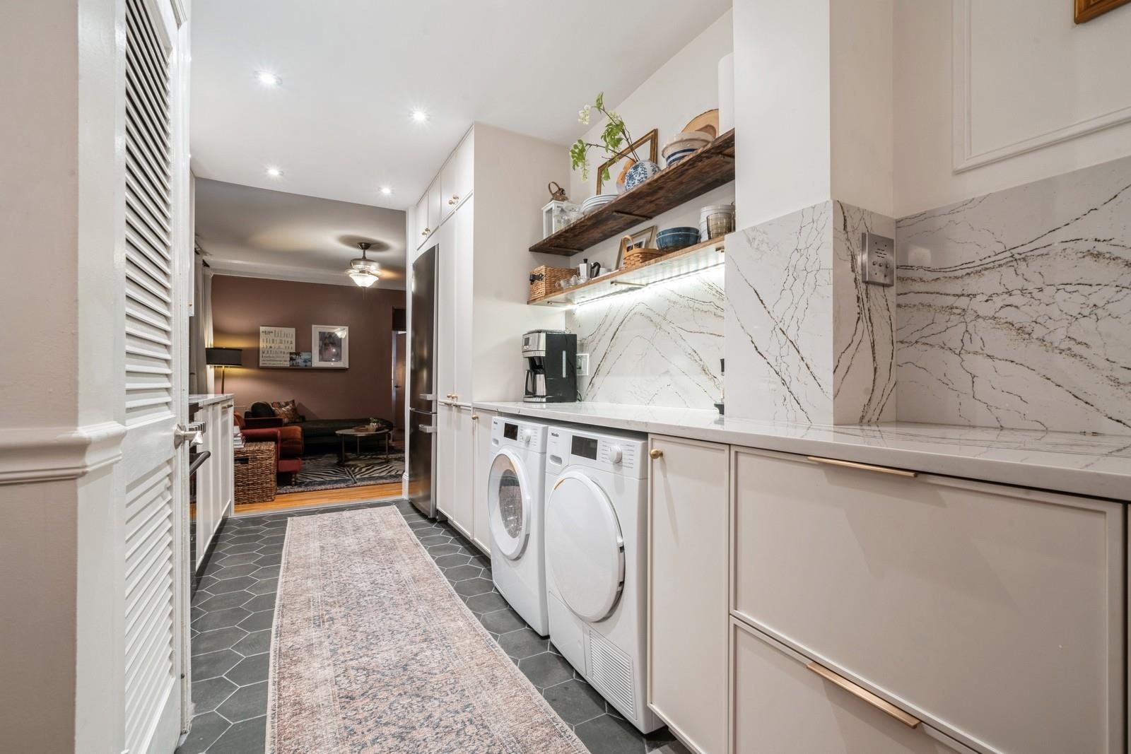 253 10TH ST Unit: 1L