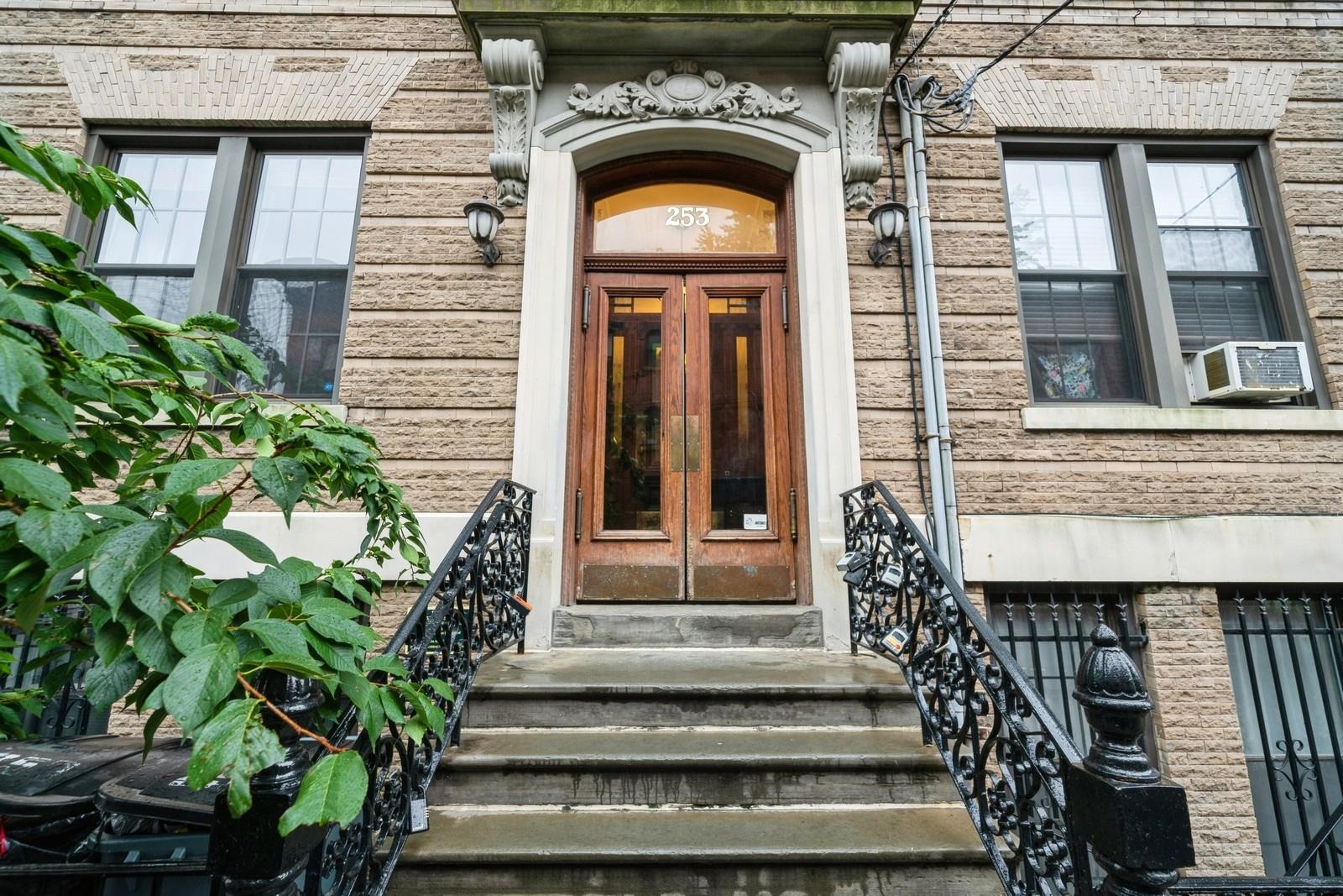 253 10TH ST Unit: 1L