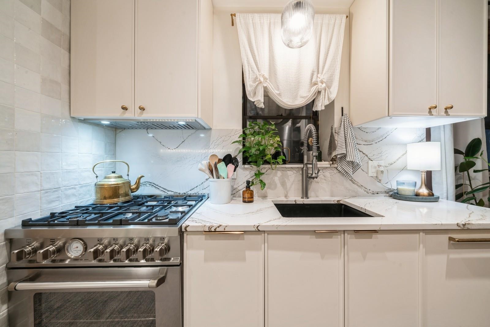 253 10TH ST Unit: 1L