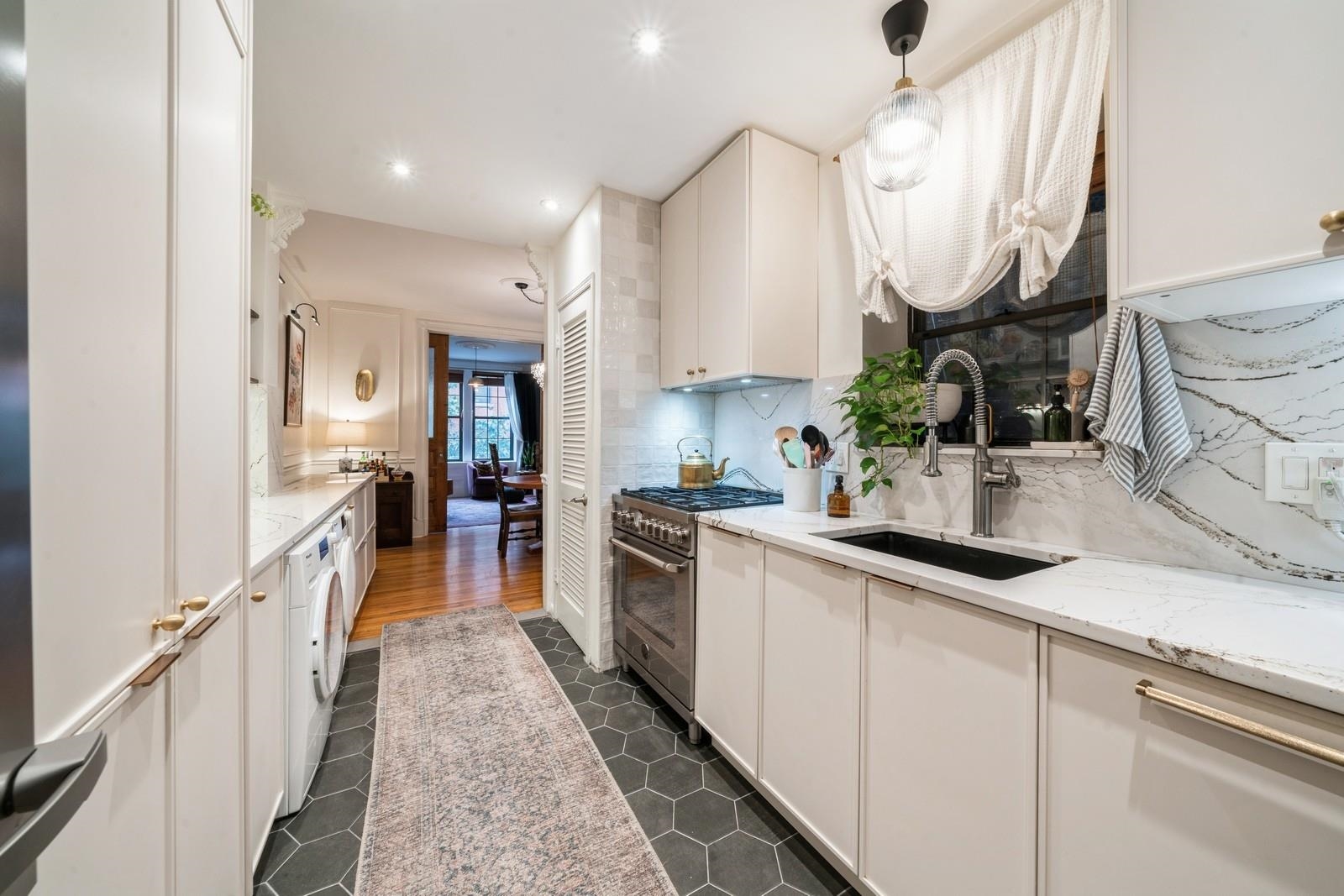 253 10TH ST Unit: 1L