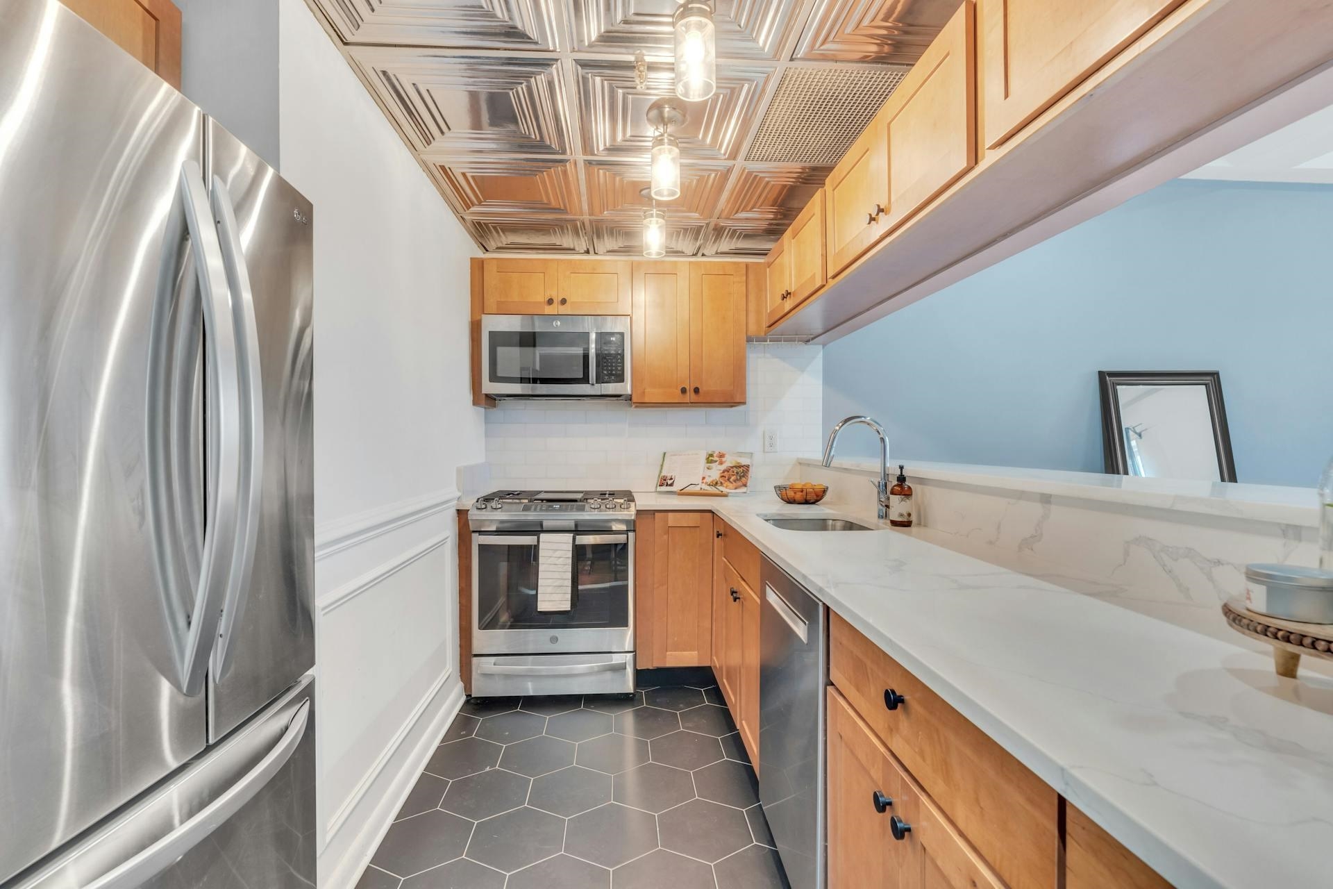 227 CHRISTOPHER COLUMBUS DR Unit: 415 B