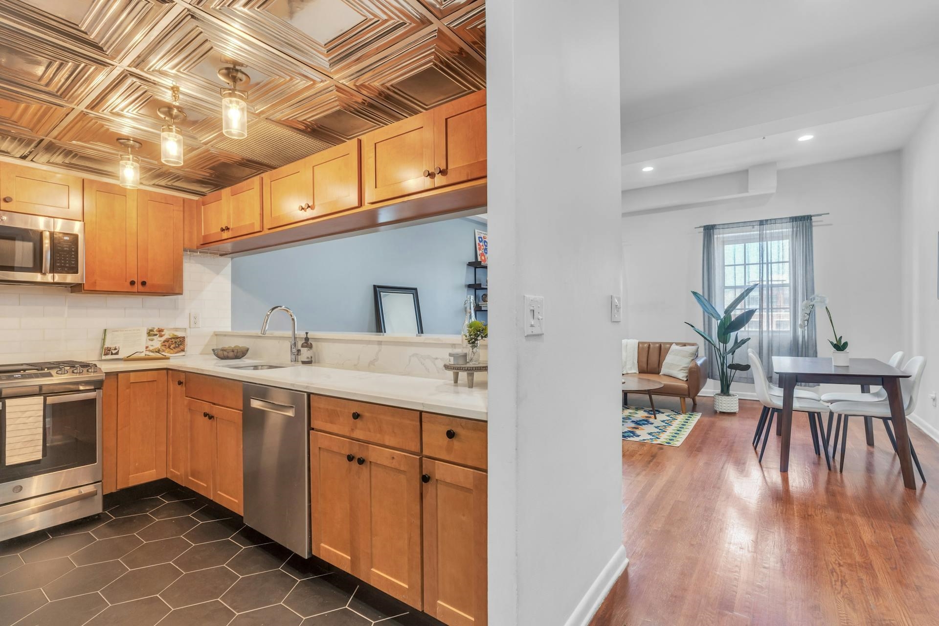 227 CHRISTOPHER COLUMBUS DR Unit: 415 B