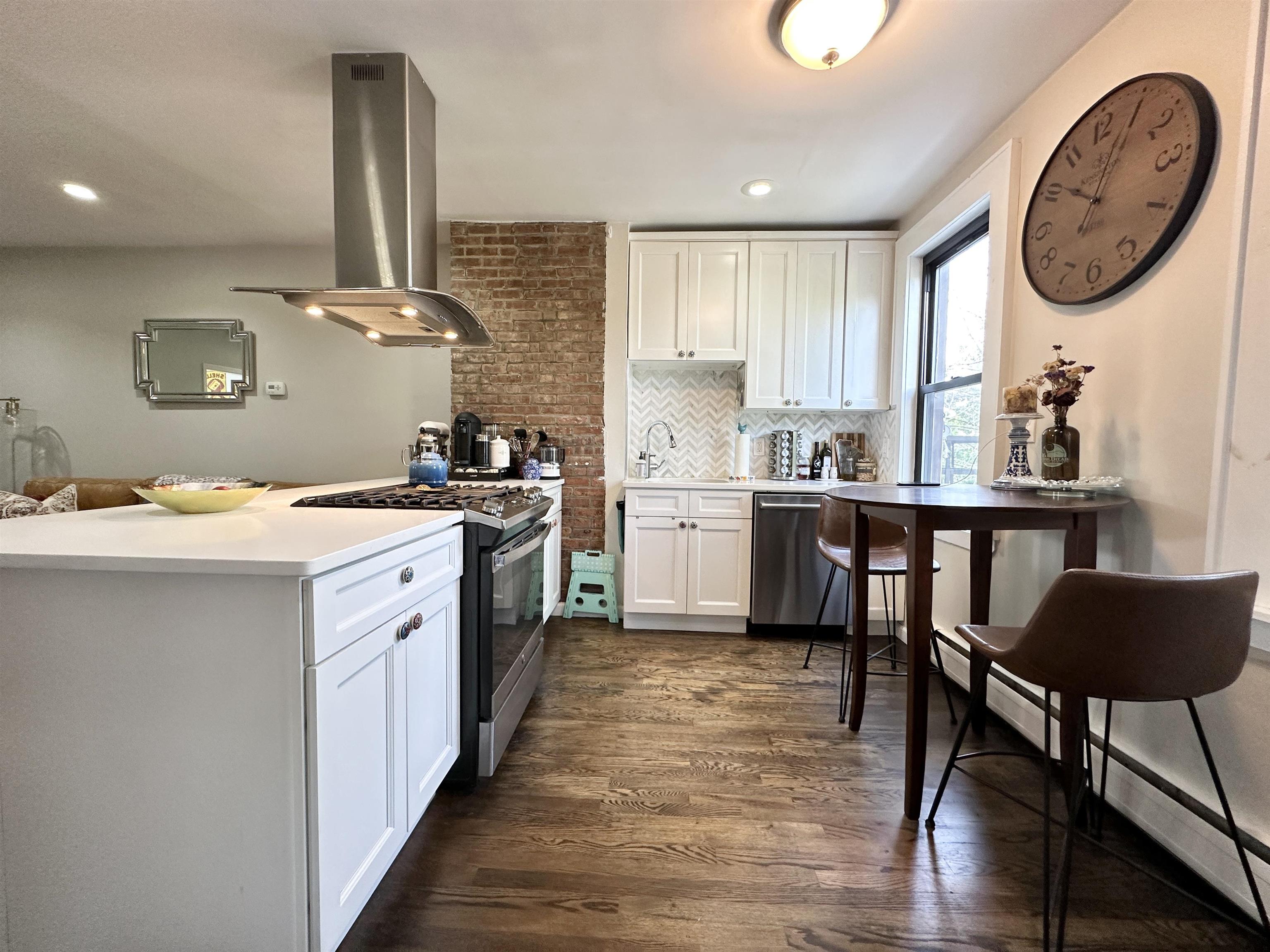 221 BRUNSWICK ST Unit: 3