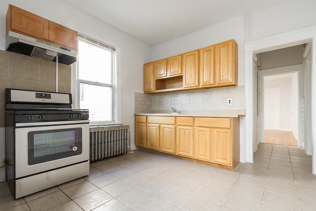 302 WOODLAWN AVE