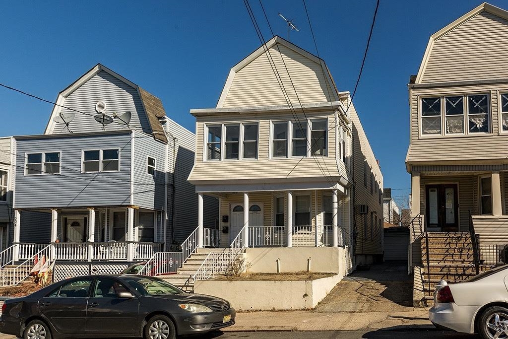 302 WOODLAWN AVE