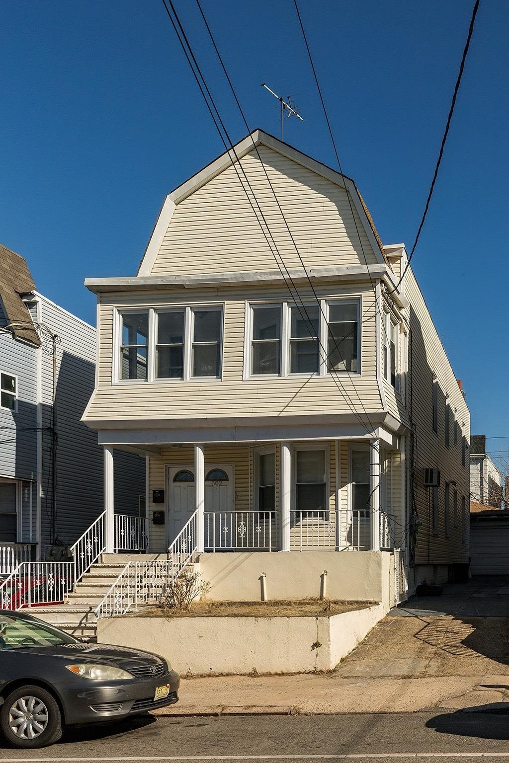 302 WOODLAWN AVE