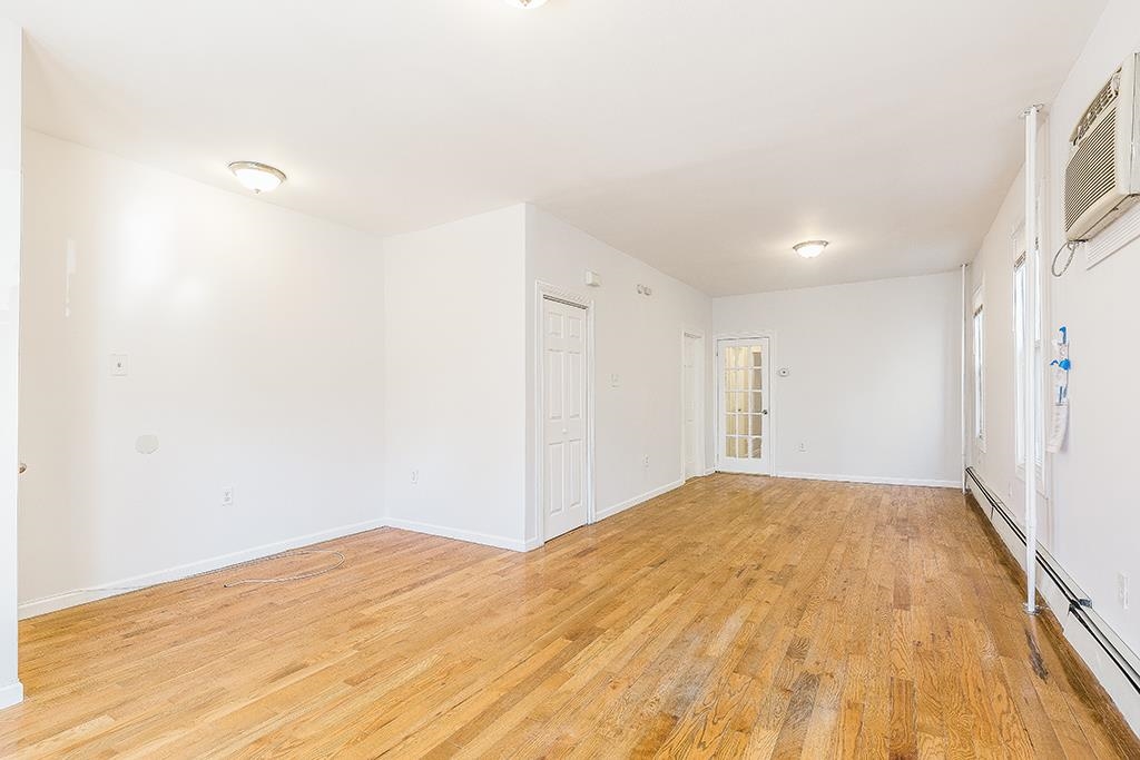 302 WOODLAWN AVE