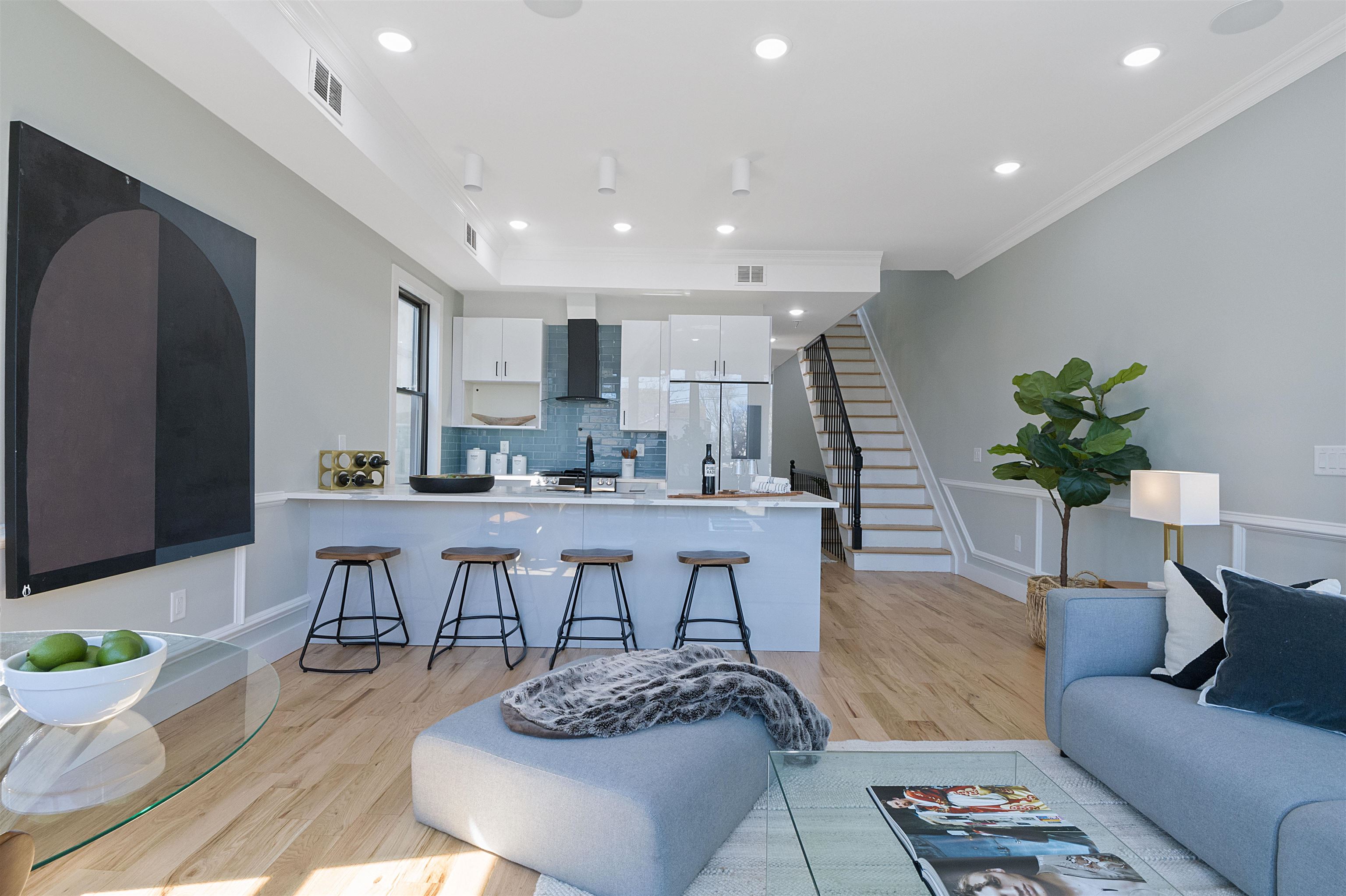 135 NELSON AVE Unit: 2