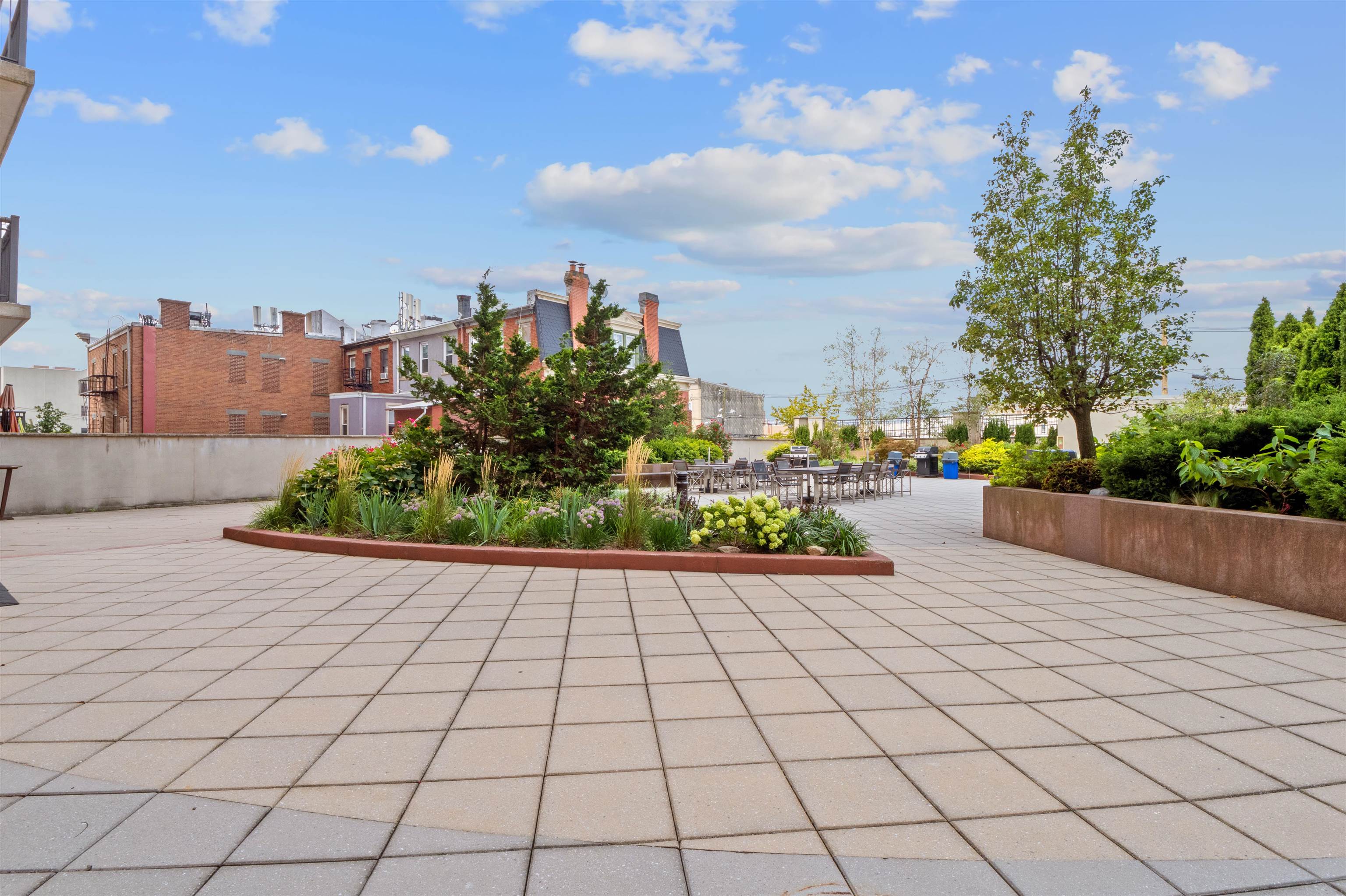 3312 HUDSON AVE Unit: 11E
