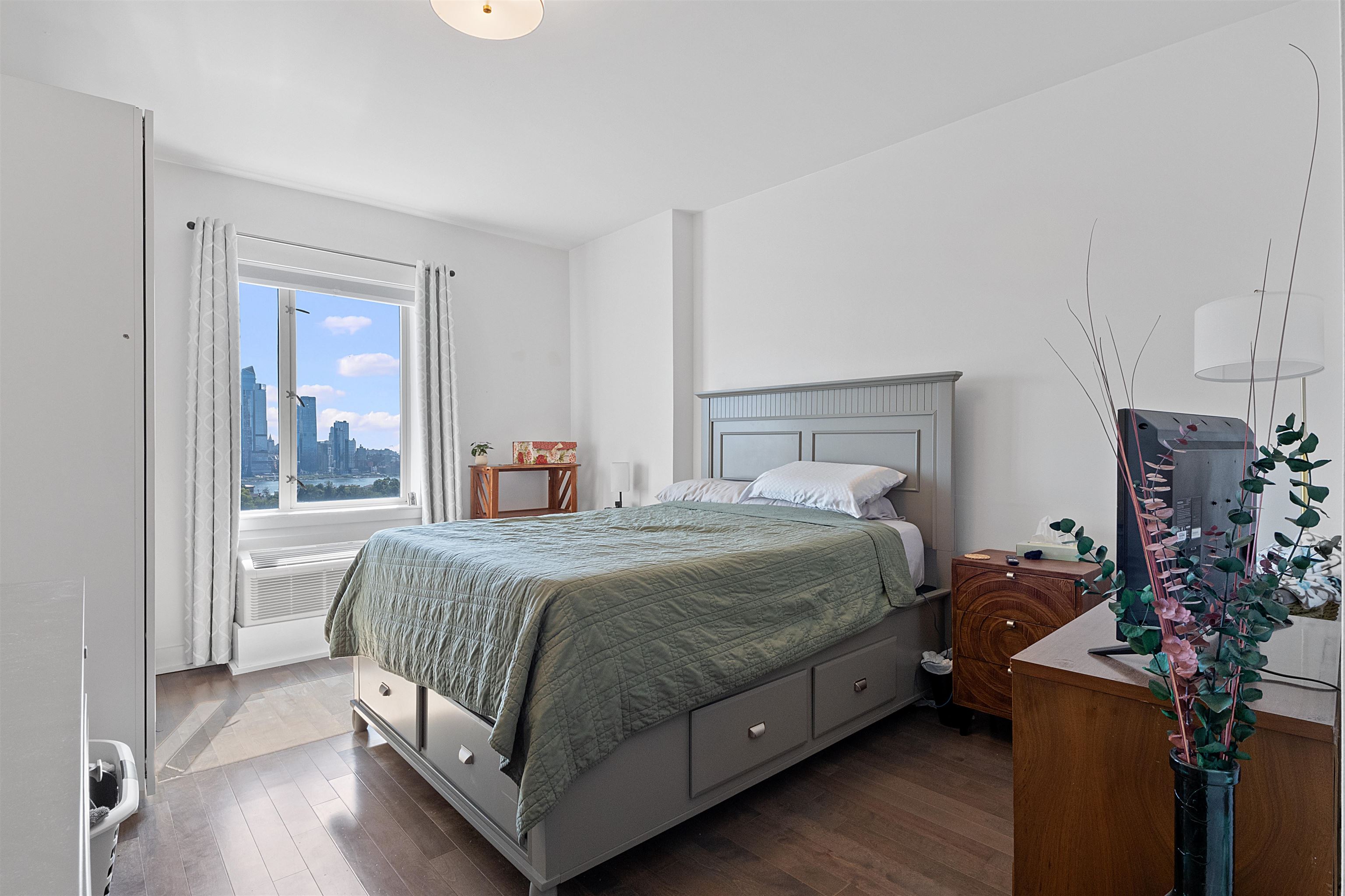 3312 HUDSON AVE Unit: 11E