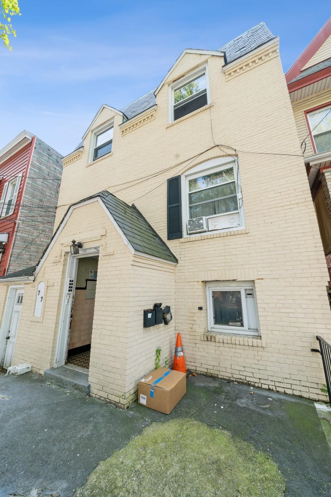 77 HAGUE ST