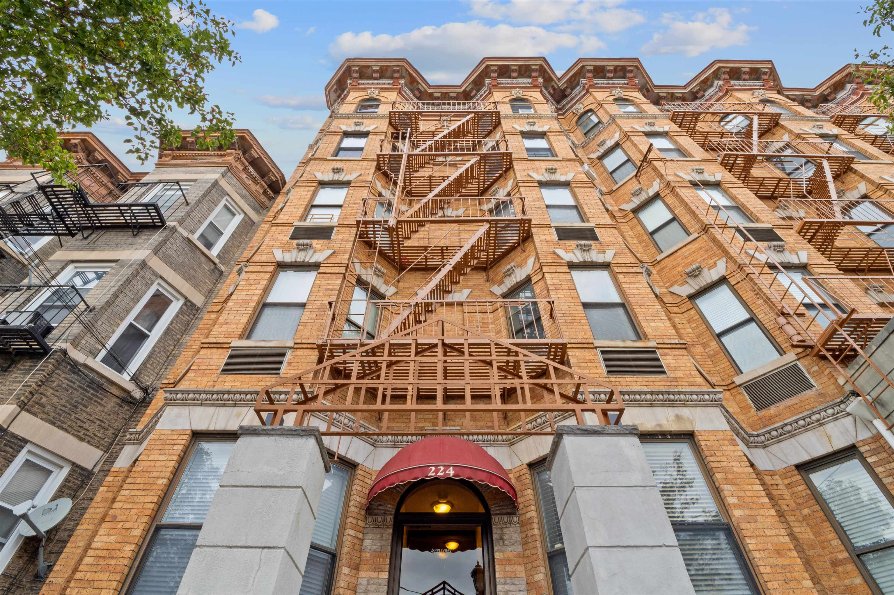 224 48TH ST Unit: 4H