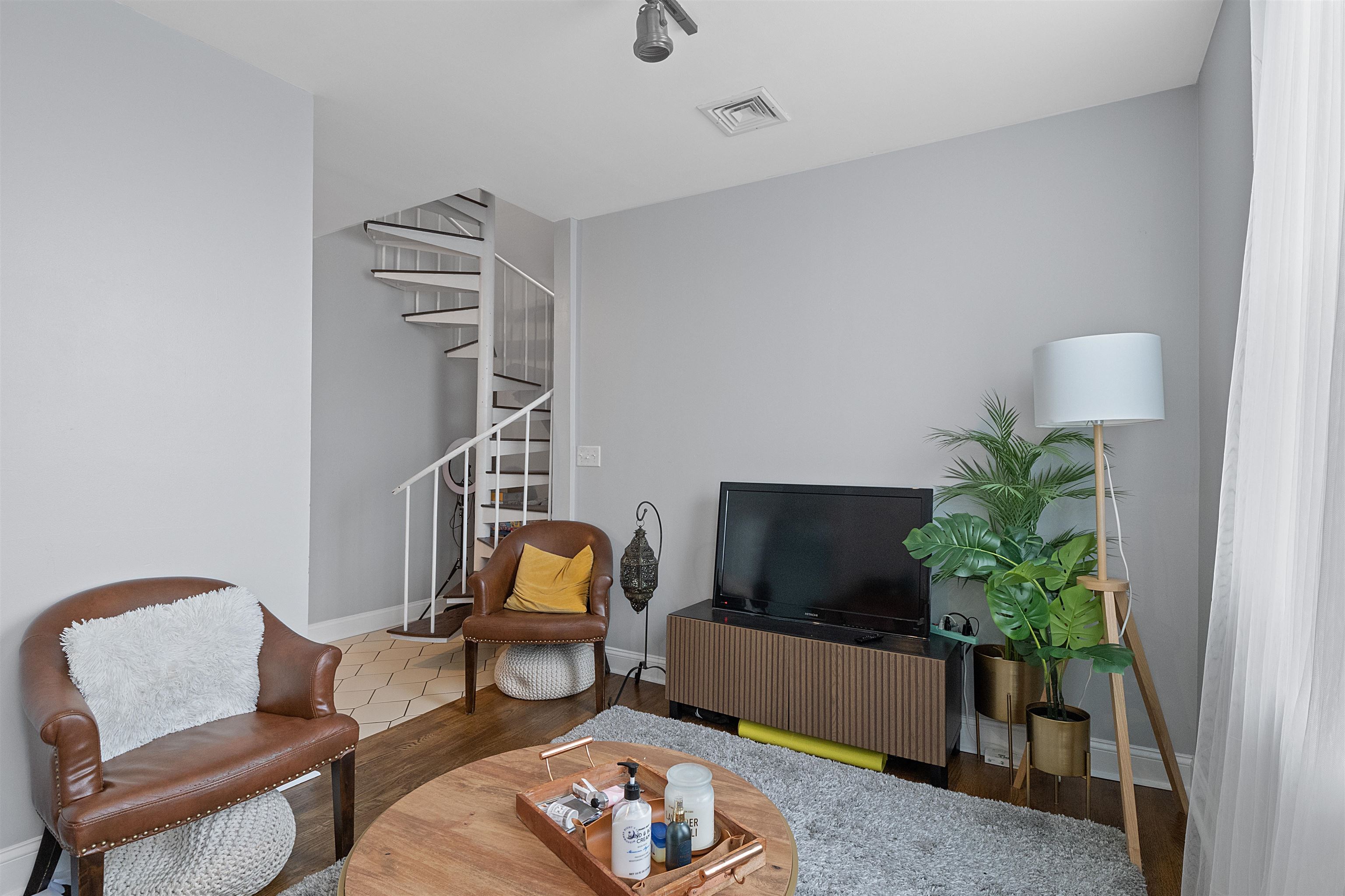 224 48TH ST Unit: 4H