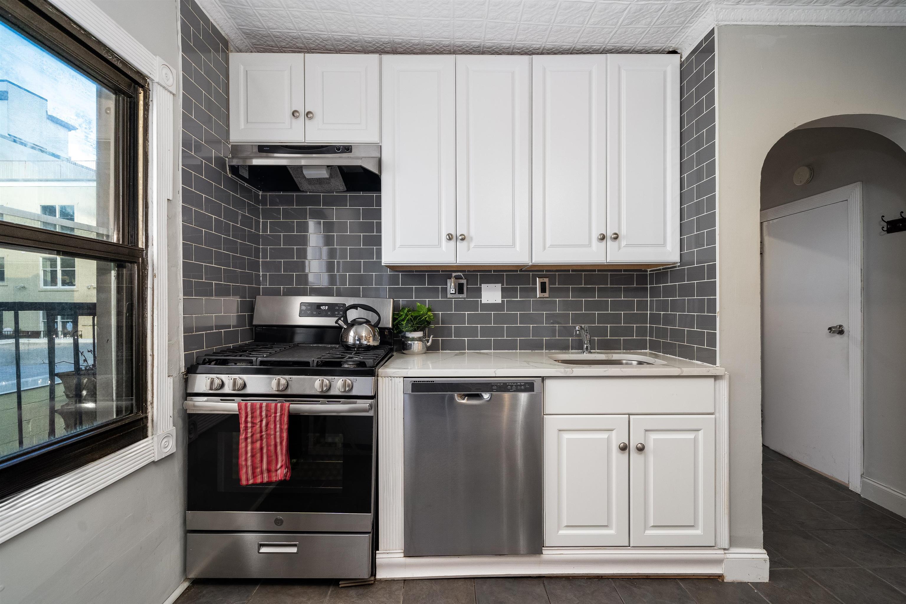 358 6TH ST Unit: 3L