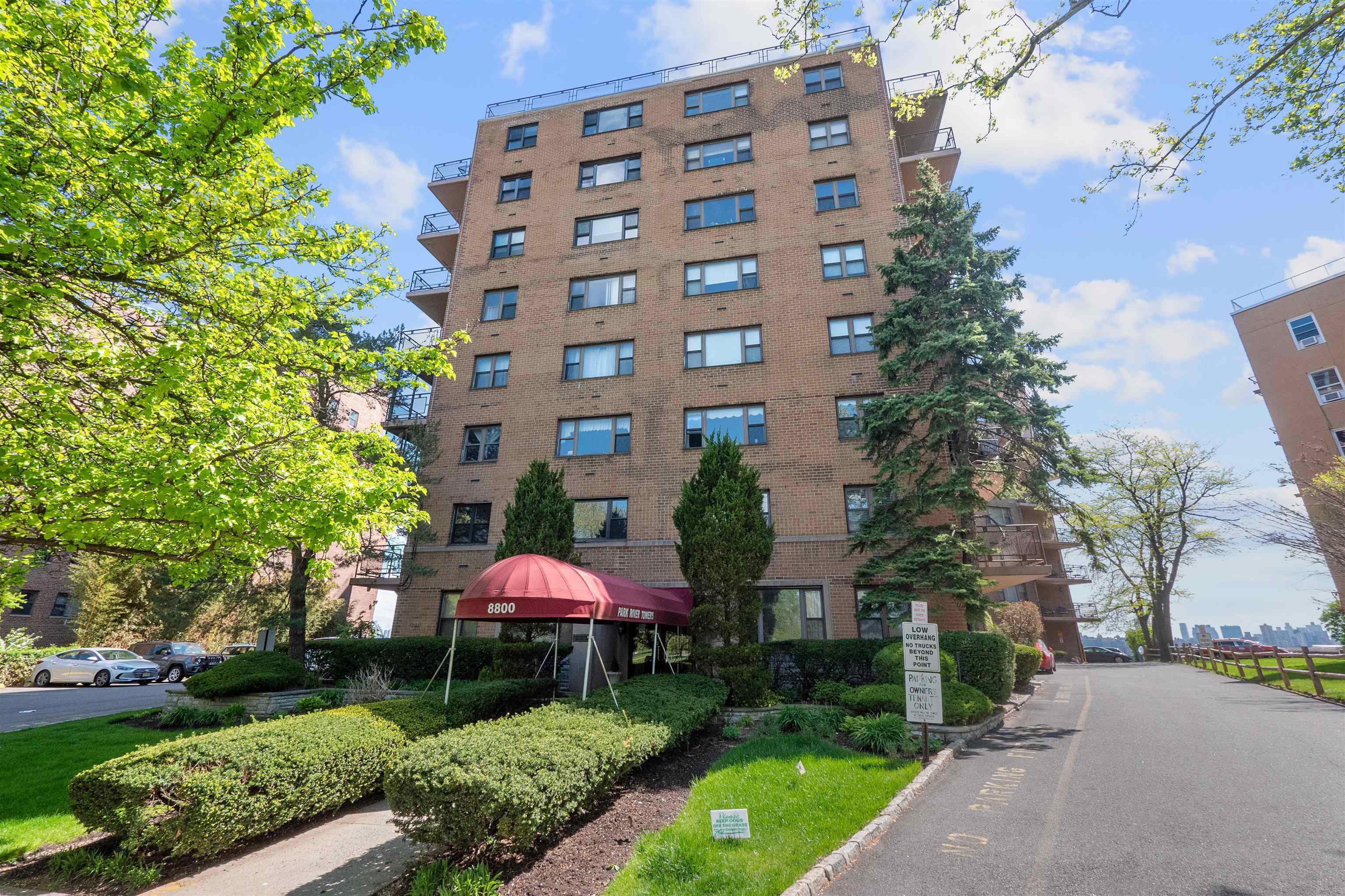 8800 BLVD EAST Unit: 8D