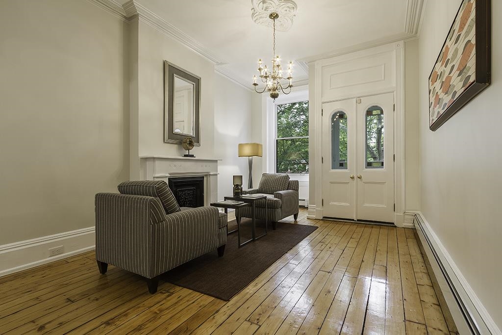 18 WEST HAMILTON PL