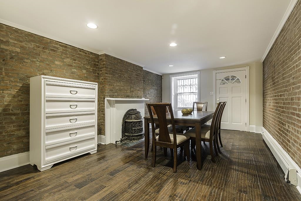 18 WEST HAMILTON PL