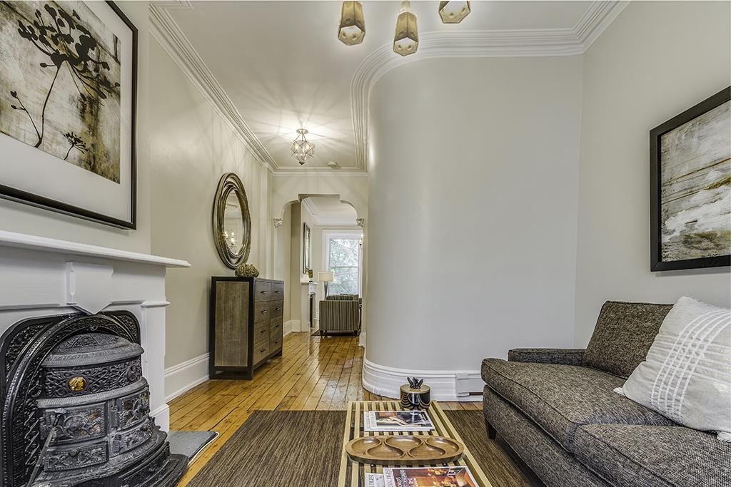 18 WEST HAMILTON PL
